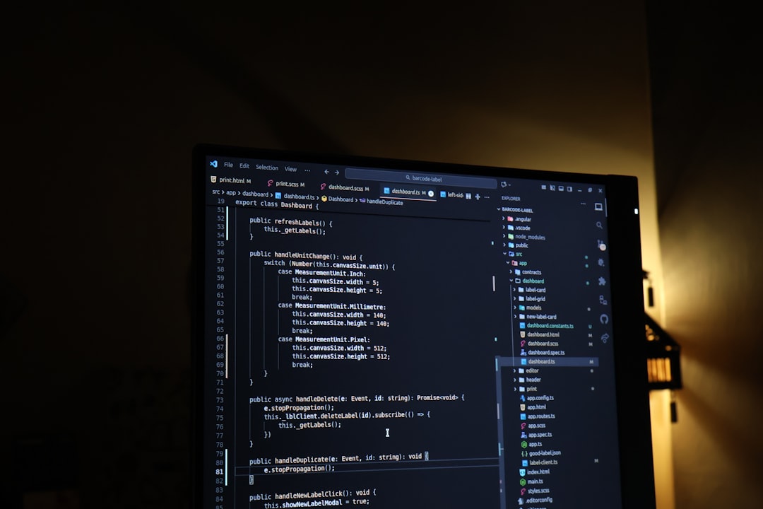 Код в тёмном редакторе — иллюстрация интеграции по API